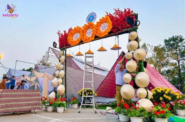 Một trong những hoạt động không thể thiếu để chuẩn bị cho Tết chính là trang trí cổng Tết